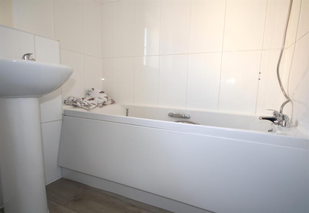 Bathroom a.JPG