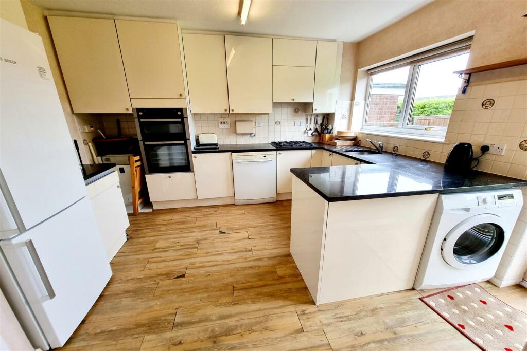 FITTED KITCHEN/DINER: