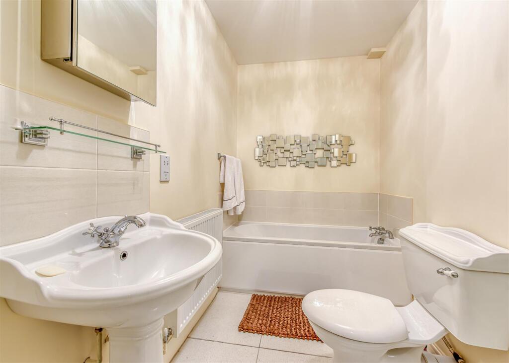3 The Limes-bathroom2.jpg