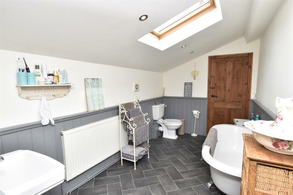 BATHROOM/WC