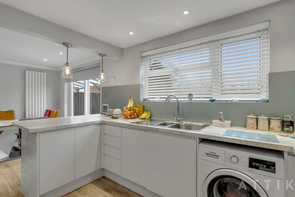 3 Kennedy Avenue, Halesworth, IP19 8EF (23).jpg
