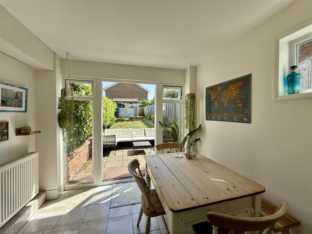 Kitchen/Dining Room: