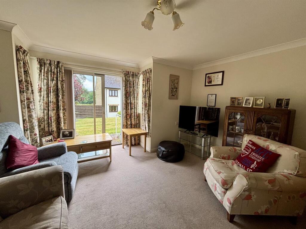 Living room 2.jpg