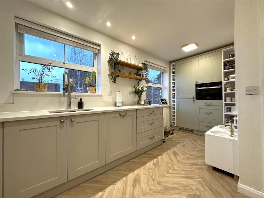 Extensive Fitted Kitchen 202