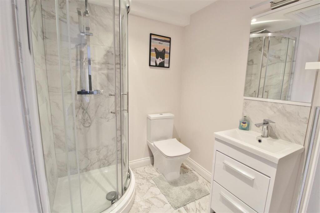 EN-SUITE SHOWER ROOM