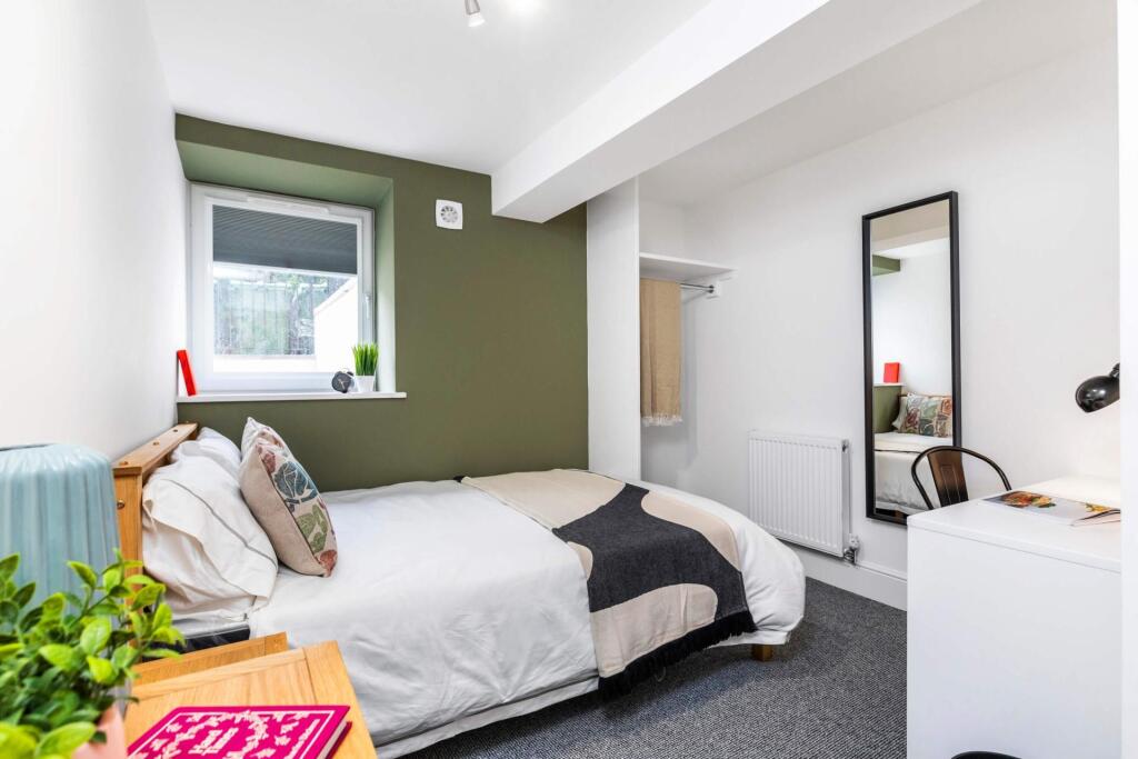 Bright, modern double bedroom with a comfortabl...