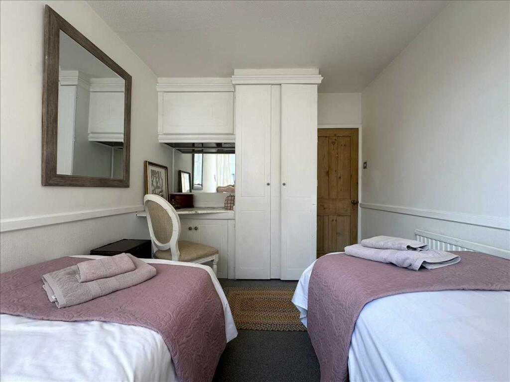 Bedroom (side)