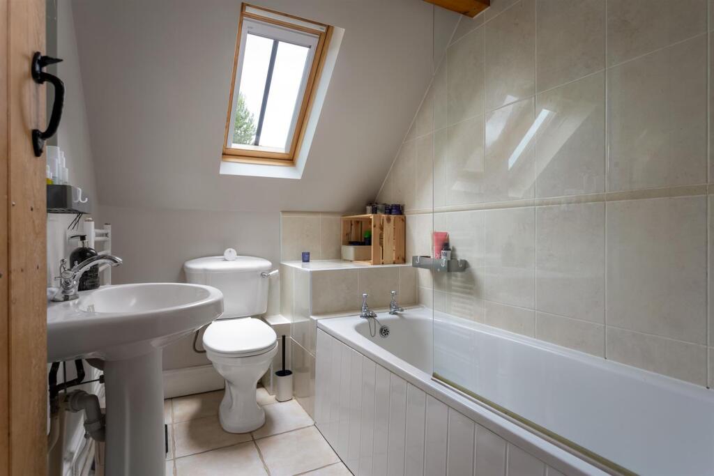 67 - Rockstowes Hill - GL11 5AF - Web.jpg