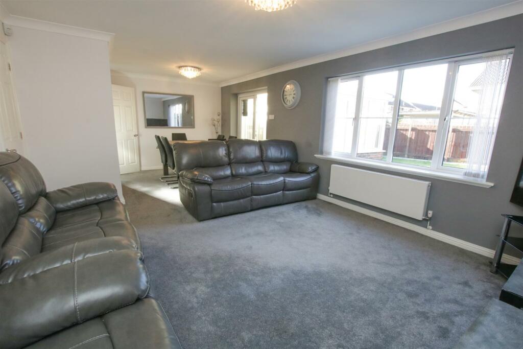 OPEN PLAN LOUNGE/ DINING ROOM