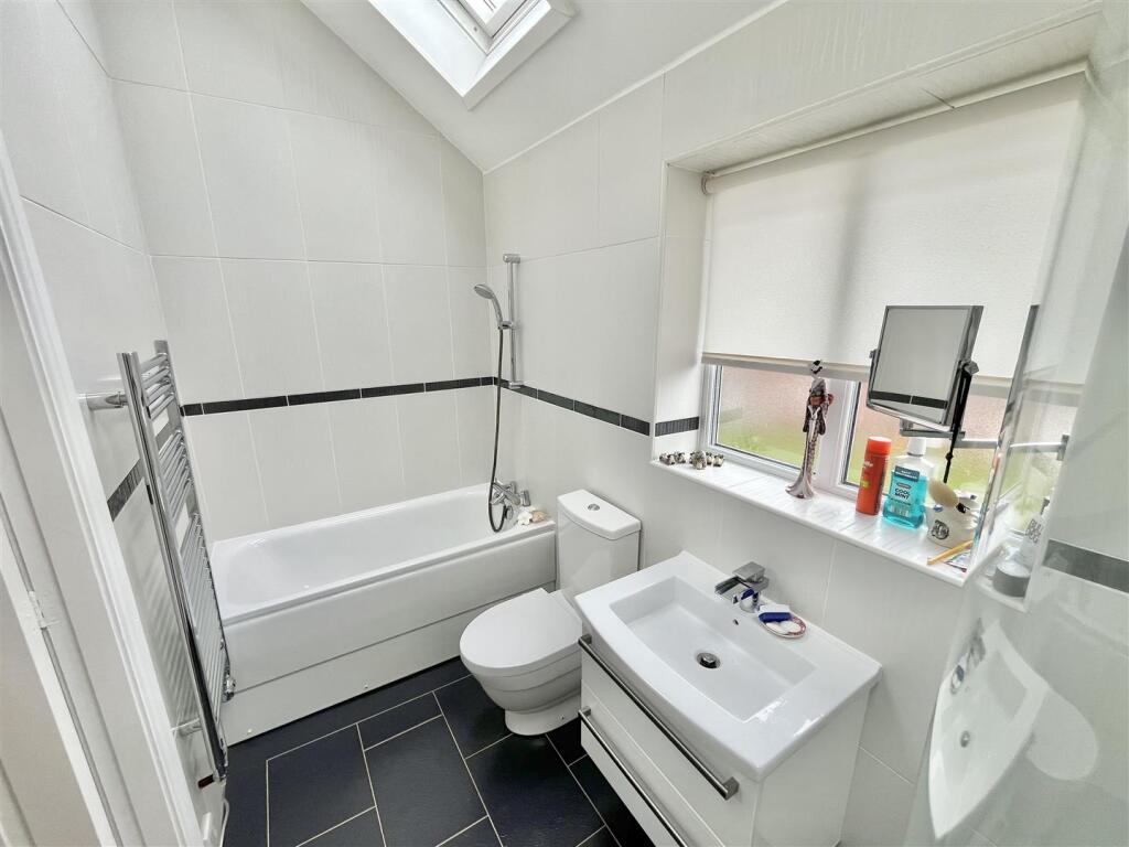 En Suite Bathroom Aspect 2
