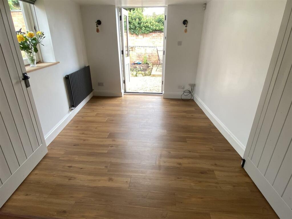 Bedroom 2/Dining room