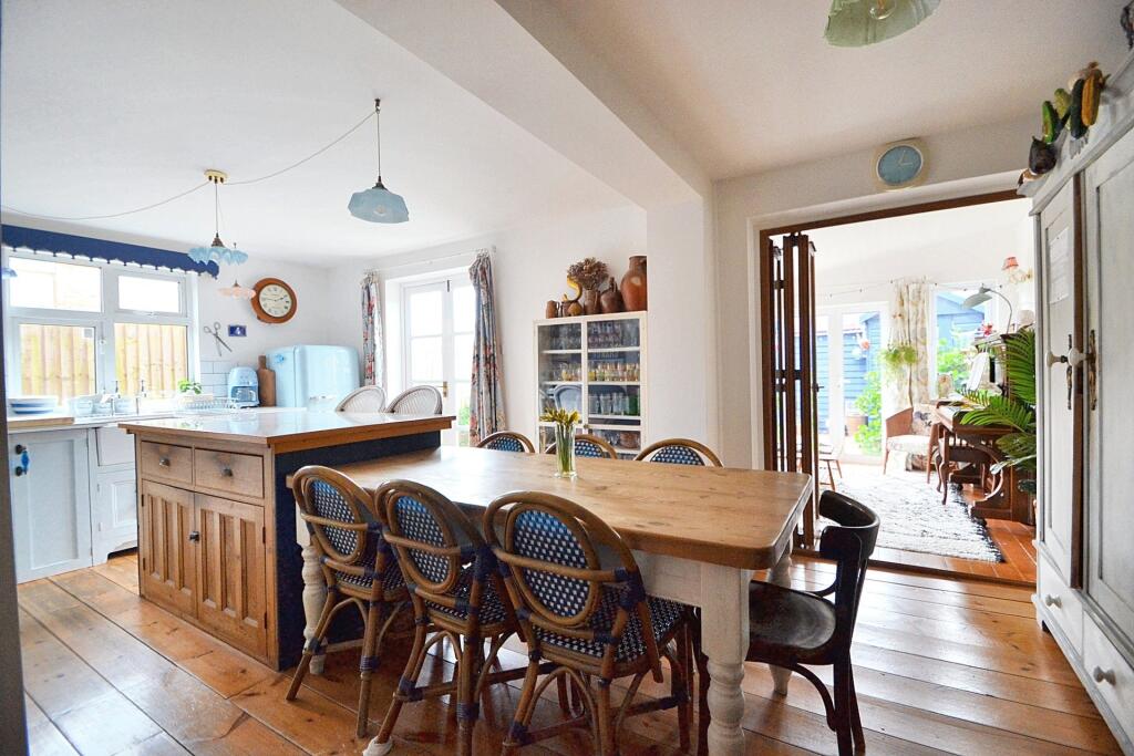 Kitchen / Dining Roo