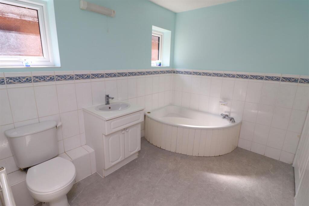 Jack &#39;n&#39; Jill Bathroom