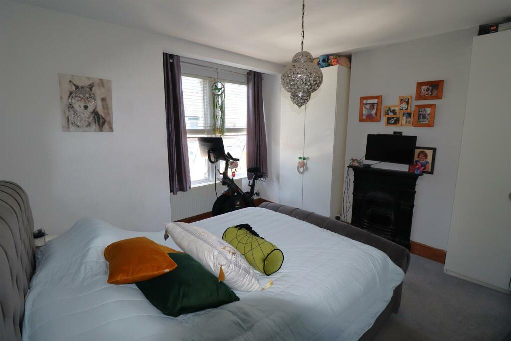 Bedroom 1 (1).JPG