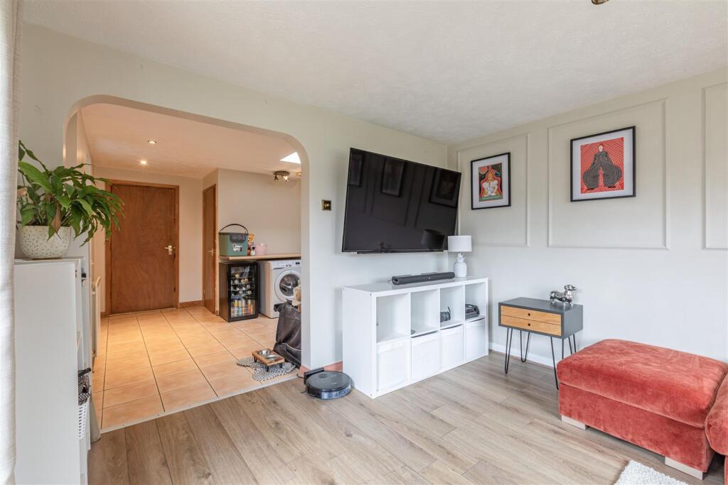 12 Gaveston Close, Byfleet, KT14 7HE - 11.jpg