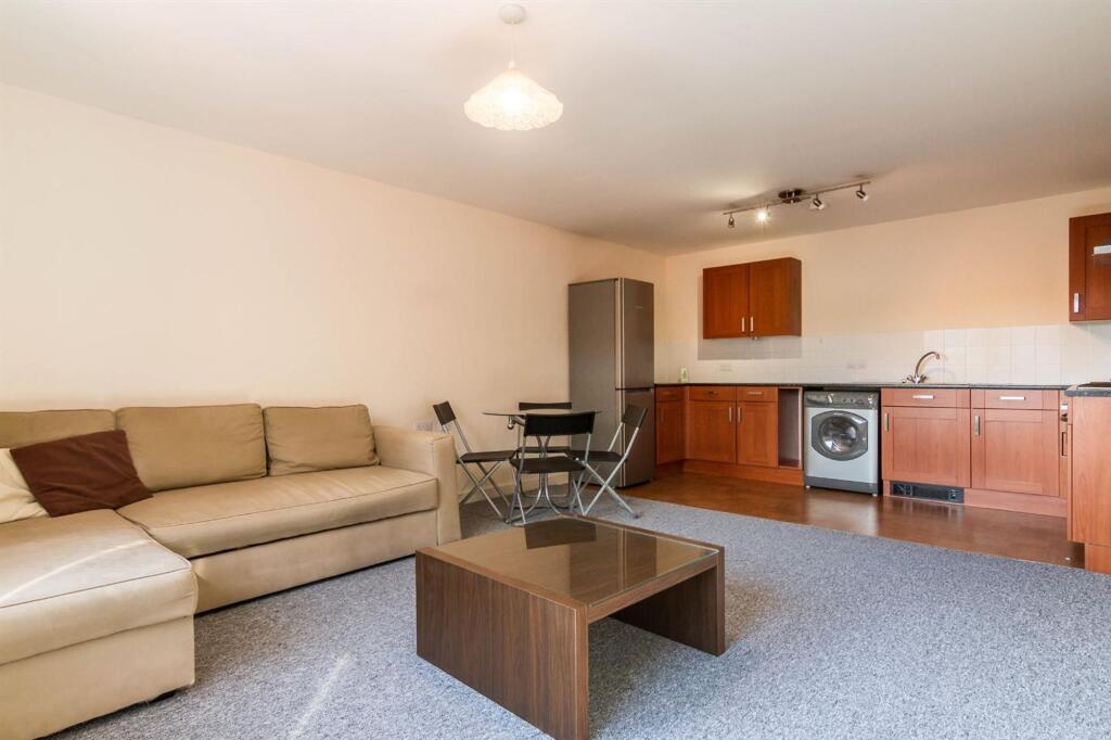 Open plan lounge/dining kitchen