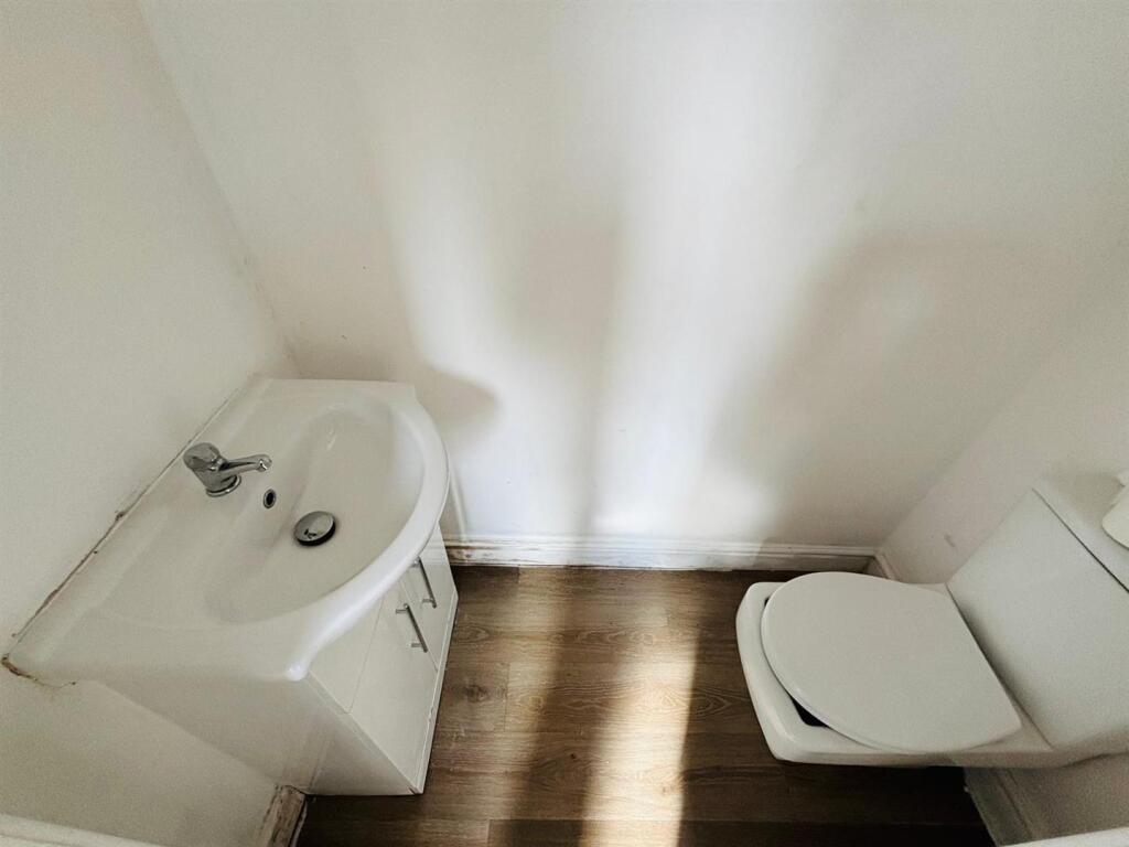 Cloakroom / WC: