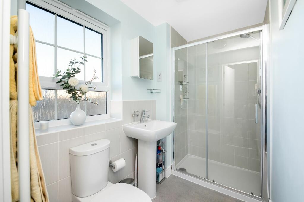 EN-SUITE SHOWER ROOM