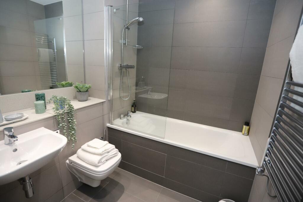 Right Hand Bath.JPG