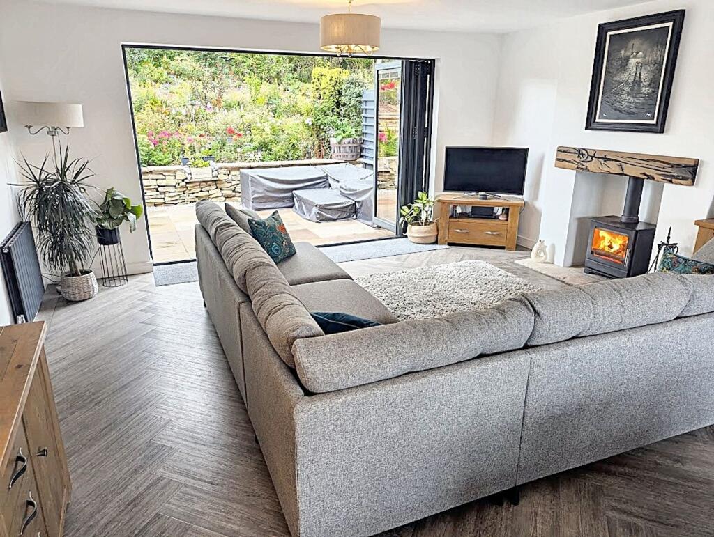 OPEN PLAN DINING KITCHEN AND FAMILY ROOM