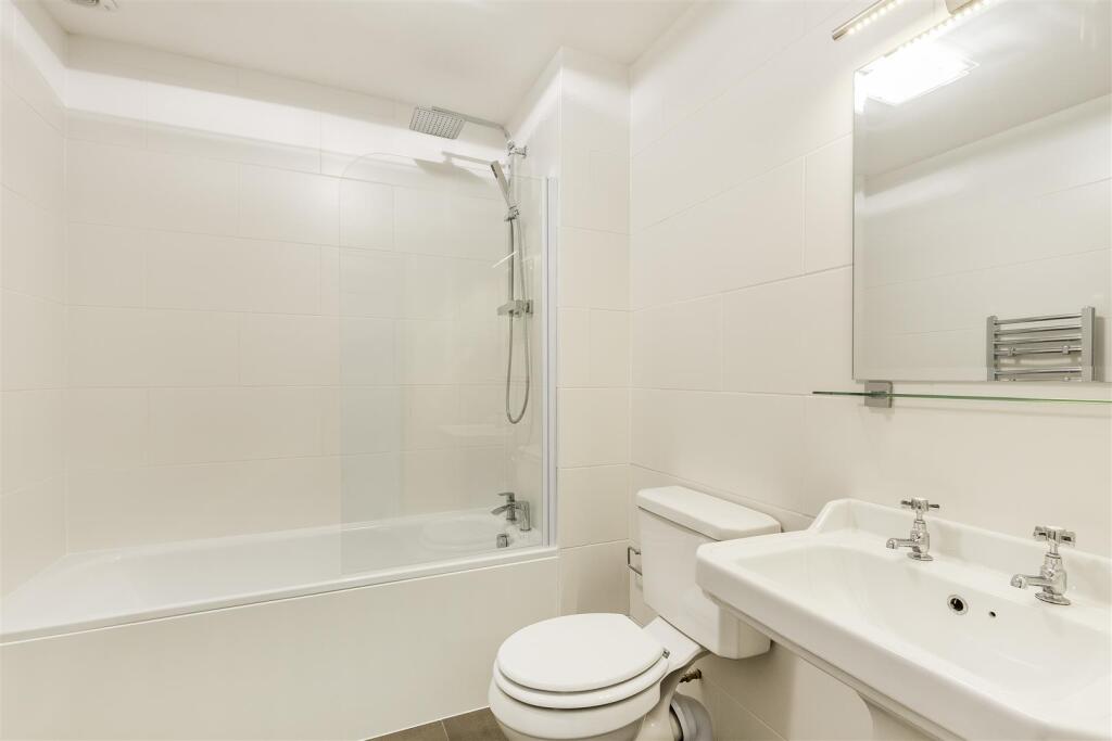 Lettings Hammersmith Hazlitt Road  - Bathroom.jpg