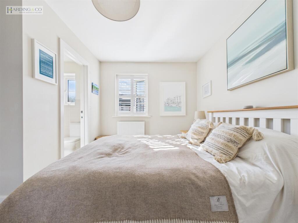 Bedroom 1 (3).jpg