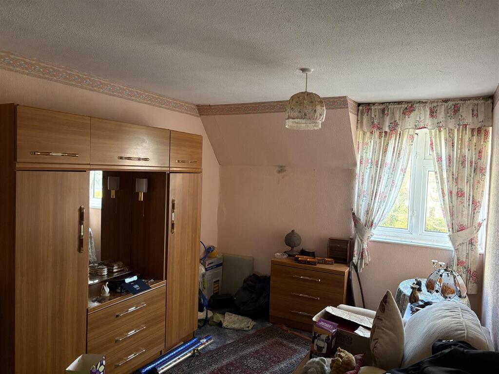 Bedroom 1.jpg