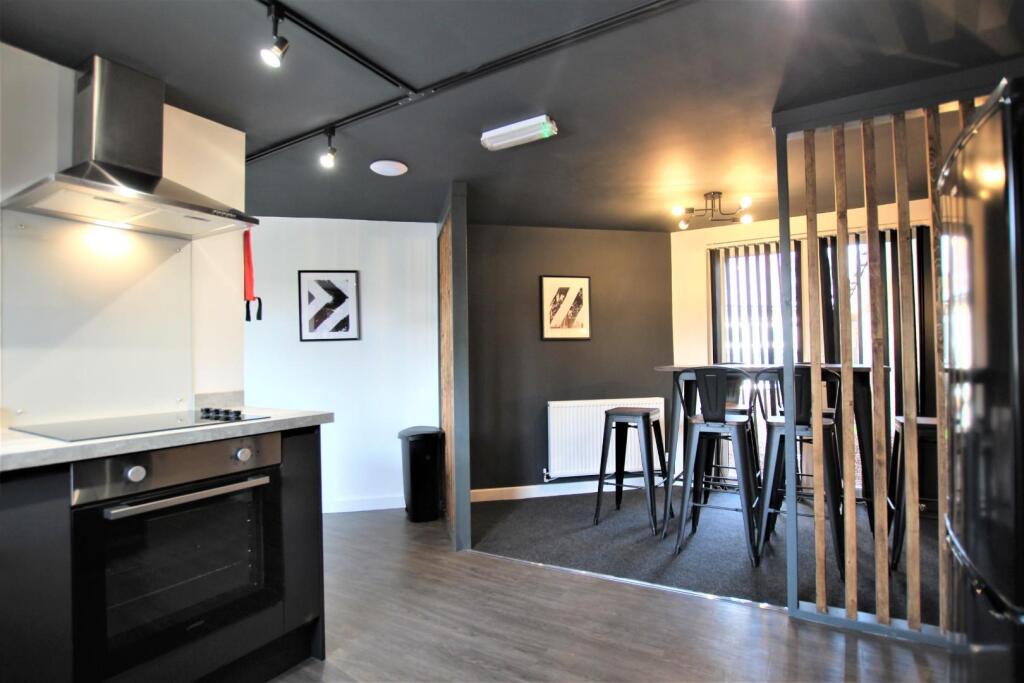 flat 2 kitchen 8.JPG