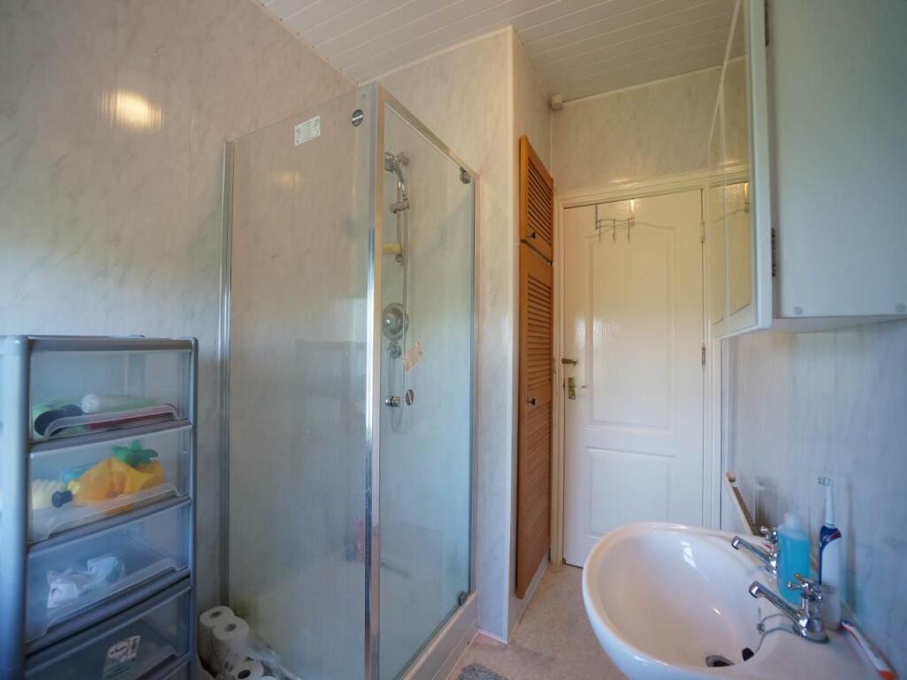 Bathroom 1 (2).JPG