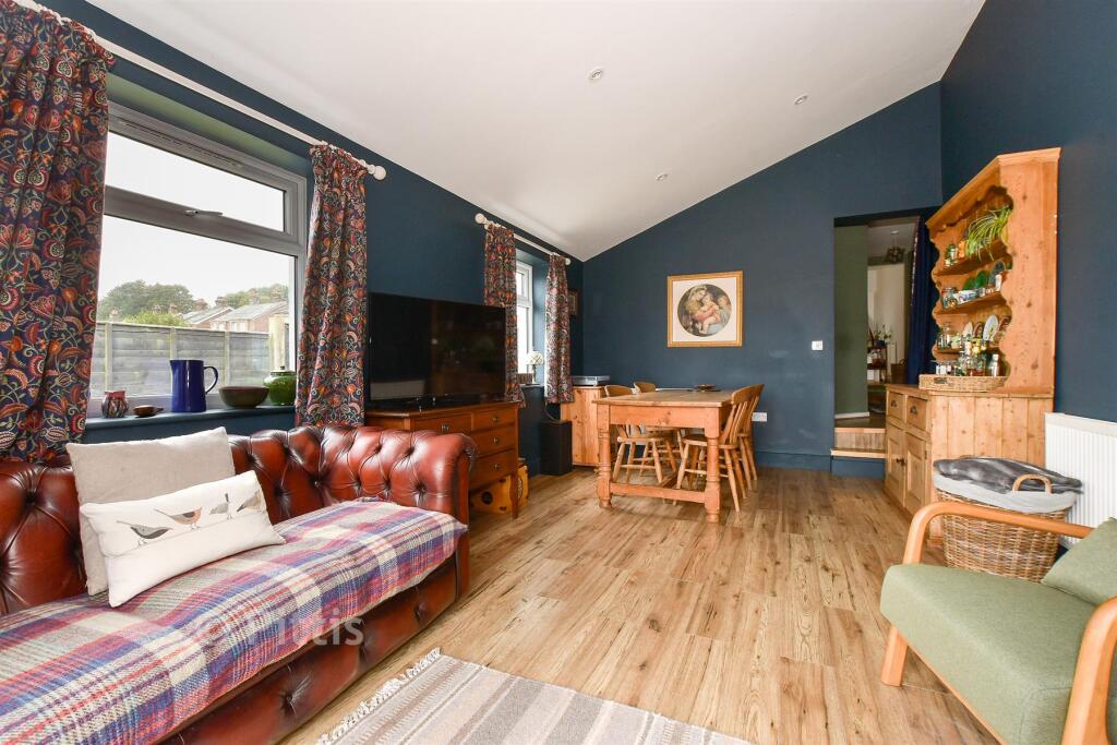 Lounge/ Dining Room