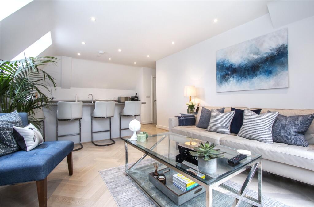 Lounge to Kitchen
