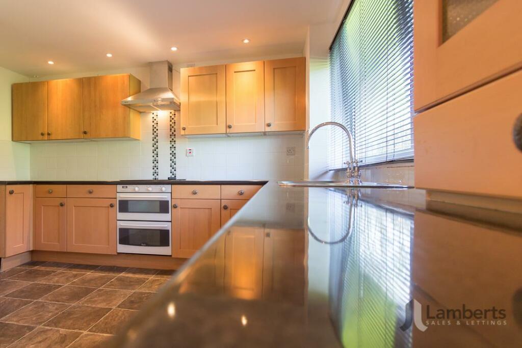 01330 - 148 Astley Close - Kitchen 1.jpg