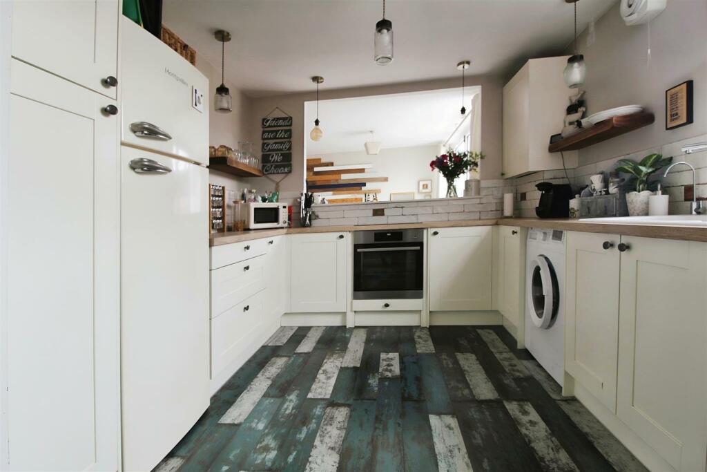 e44db725-kitchen.JPG