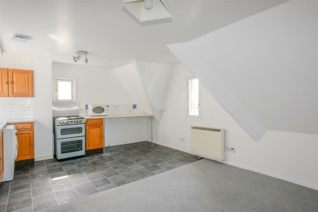 OPEN PLAN LIVING AREA