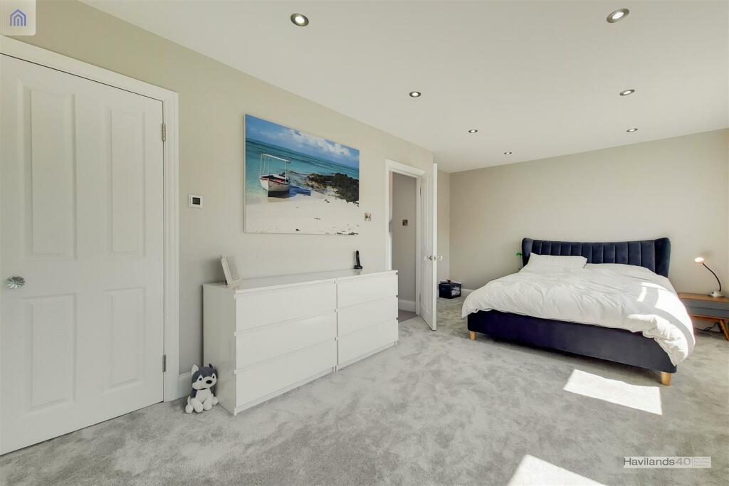 20_Main Bedroom-1.jpg