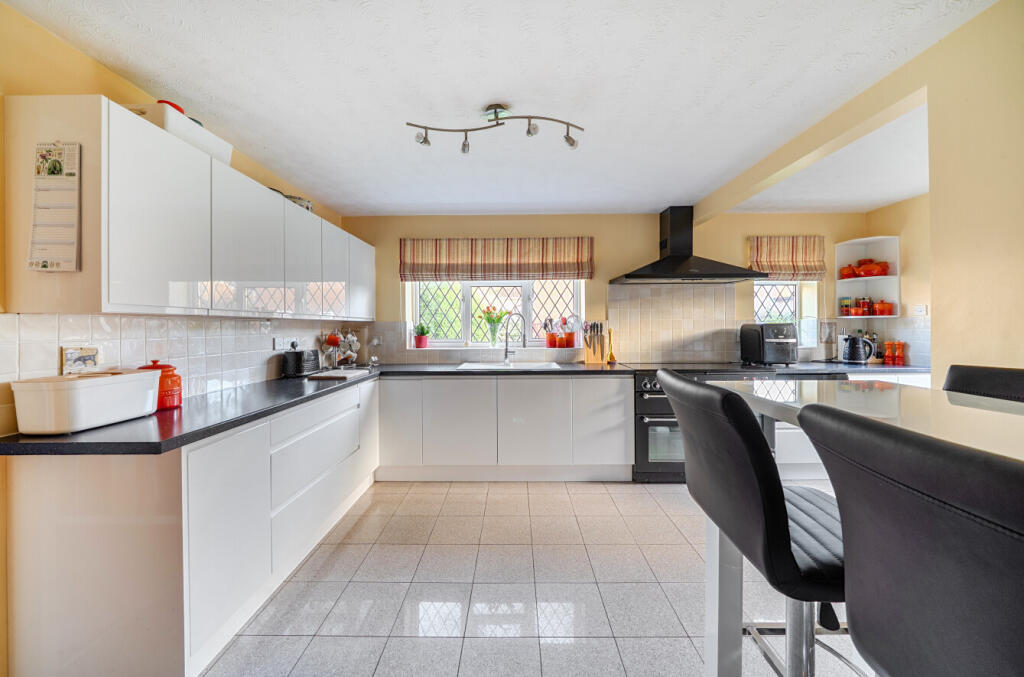 1394681-5-695d30d...