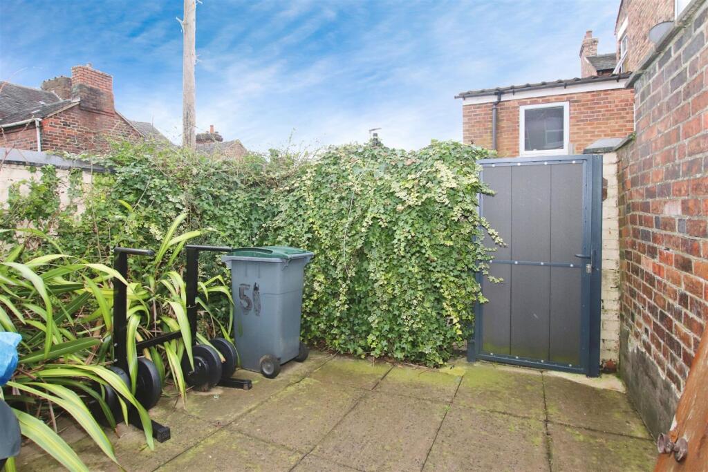 ENCLOSED REAR YARD