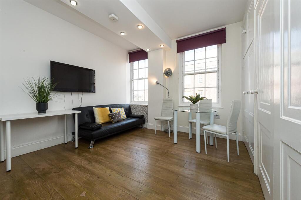 Queen's Court 105A-002.jpg