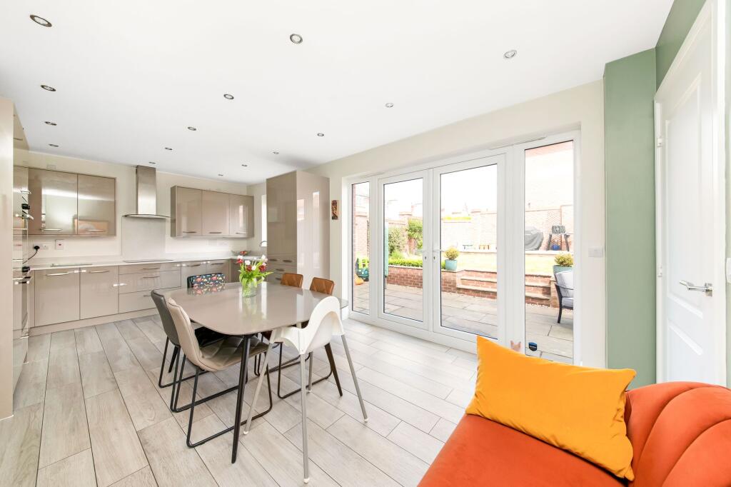 OPEN-PLAN DINING KITCHEN