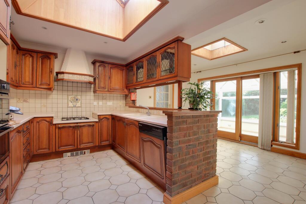 KITCHEN/BREAKFAST ROOM