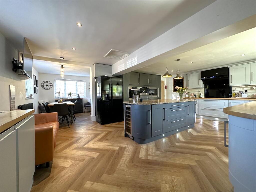 SUBLIME Open-Plan Family Kitchen 307