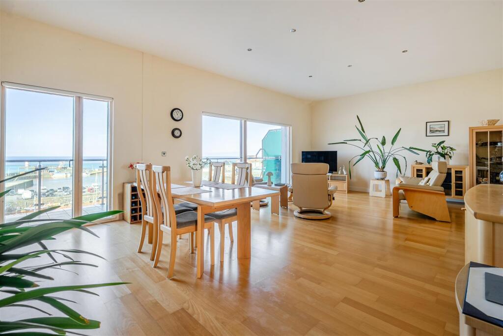 LIVING ROOM / DINING ROOM