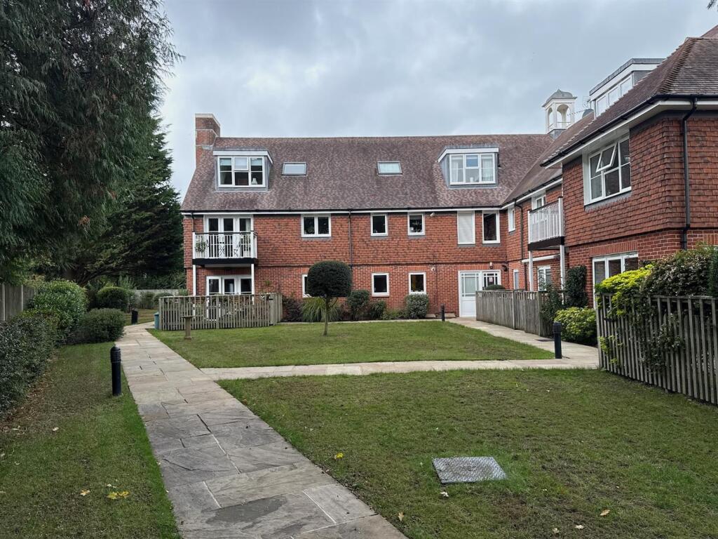 Rear gardens to the conifers.jpeg