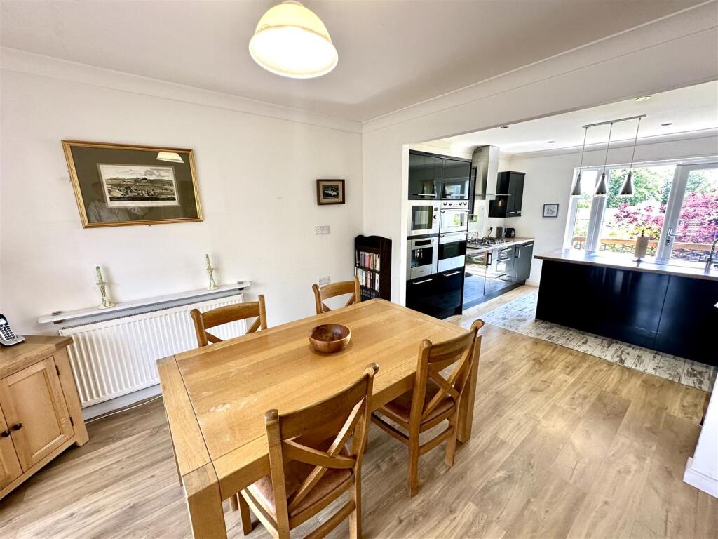 KITCHEN/DINING ROOM