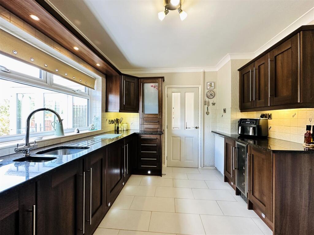 Kitchen2.jpg