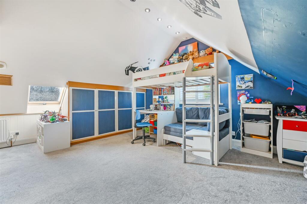 THE GREEN, 16-25.jpg