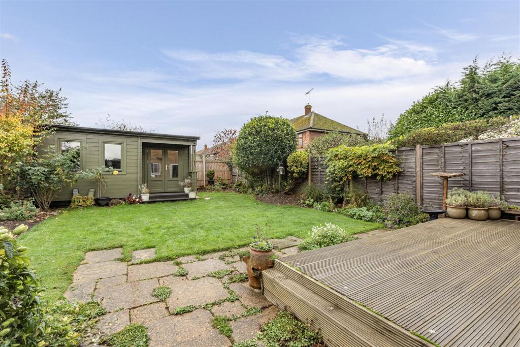 32 Godley Road, Byfleet, KT14 7EP - 15.jpg