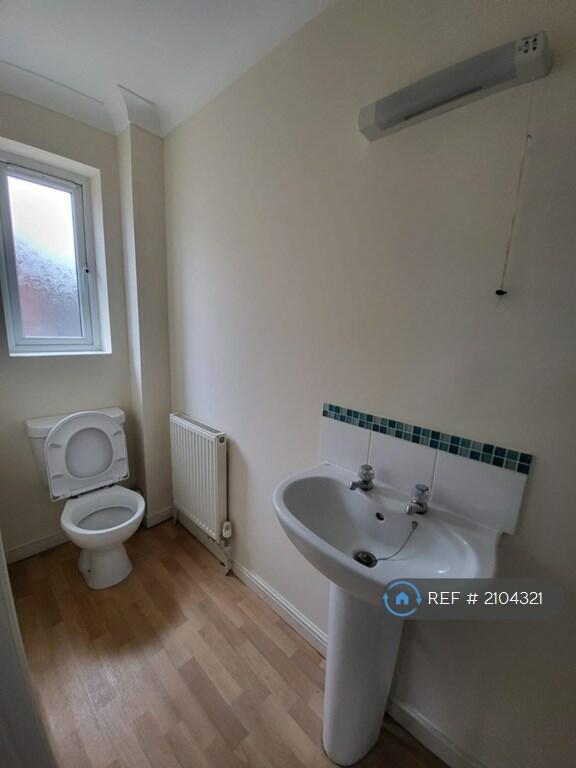 En Suite To Main Bedroom