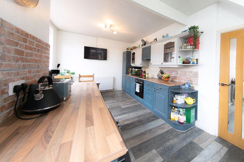 Kitchen &amp; dining room