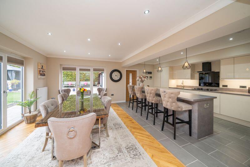 SITTING/DINING/KITCHEN